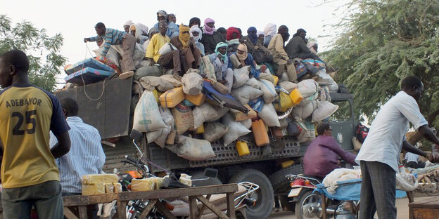Migranten auf einem Truck, der gerade Agadez verlässt Migranten auf einem Truck, der gerade Agadez verlässt