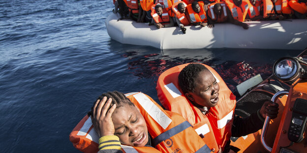 Flüchtlinge in Schwimmwesten im Mittelmeer Flüchtlinge in Schwimmwesten im Mittelmeer