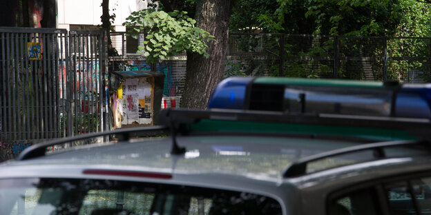 Polizeiwagen vor Gerhart-Hauptmann-Schule Polizeiwagen vor Gerhart-Hauptmann-Schule