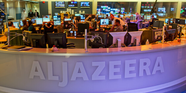Journalisten arbeiten in einem Newsroom des katarischen Fernsehsenders al-Dschasira Journalisten arbeiten in einem Newsroom des katarischen Fernsehsenders al-Dschasira