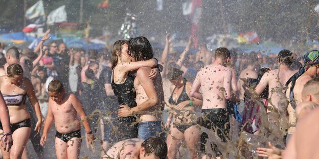 Zwei Küssende im Spritzwasser Zwei Küssende im Spritzwasser