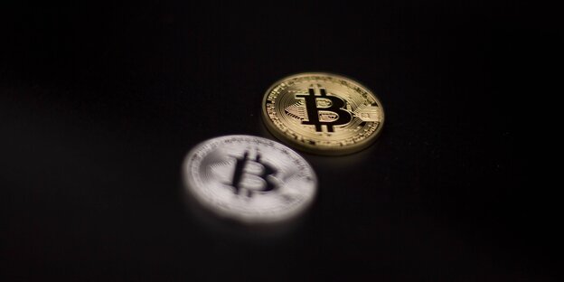 eine silberne und eine goldene Bitcoin-Münze eine silberne und eine goldene Bitcoin-Münze