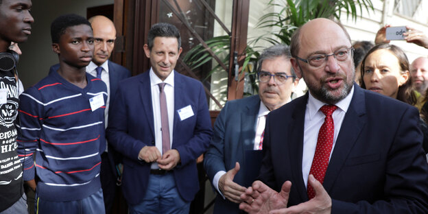 Martin Schulz steht neben mehreren Menschen Martin Schulz steht neben mehreren Menschen