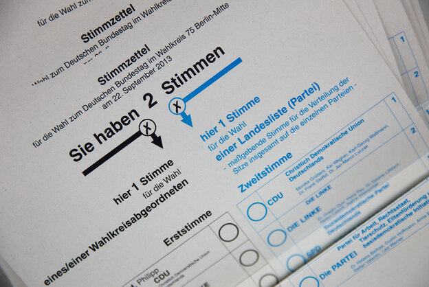 Ein Wahlzettel zu sehen, mit Informationen zu den zwei Stimmen. Die Wahlfelder sind angedeutet. Ein Wahlzettel zu sehen, mit Informationen zu den zwei Stimmen. Die Wahlfelder sind angedeutet.