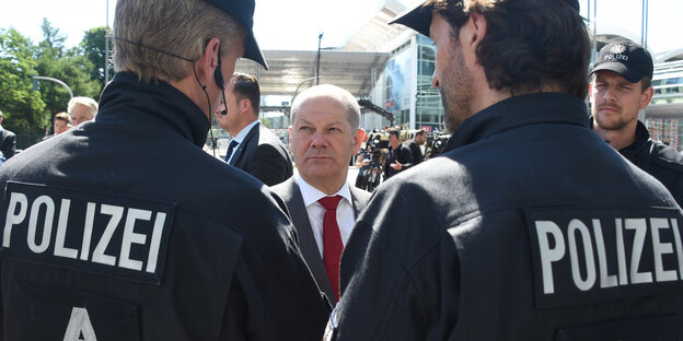Olaf Scholz und Polizisten Olaf Scholz und Polizisten