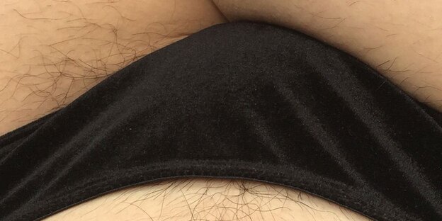 Der Slip einer Frau, aus dem etwas Schambehaarung hervorsteht Der Slip einer Frau, aus dem etwas Schambehaarung hervorsteht