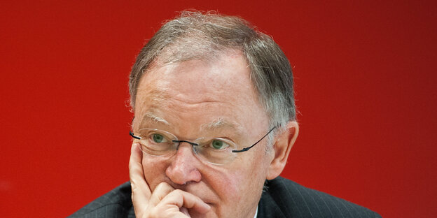 Stephan Weil stützt sein Gesicht auf seine Hand Stephan Weil stützt sein Gesicht auf seine Hand