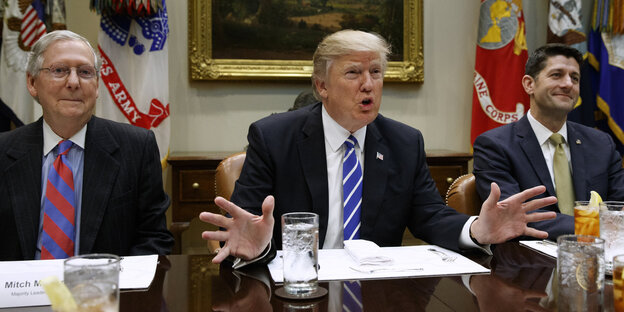 Donald Trump zwischen den Fraktionschefs der Republikaner im Kongress, Mitch McConnell und Paul Ryan Donald Trump zwischen den Fraktionschefs der Republikaner im Kongress, Mitch McConnell und Paul Ryan