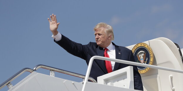 Trump winkend an der Gangway zu einem Flugzeug Trump winkend an der Gangway zu einem Flugzeug