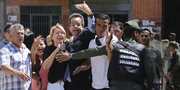Eine aufgerbachte Menschengruppe. Darunter Luisa Ortega Diaz Eine aufgerbachte Menschengruppe. Darunter Luisa Ortega Diaz