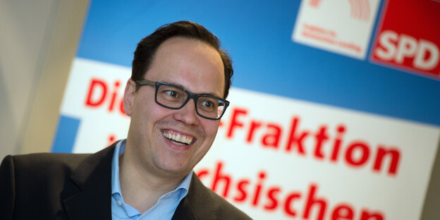 Dirk Panter vor einem SPD-Plakat Dirk Panter vor einem SPD-Plakat