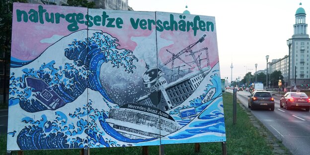 ein Plakat mit großen Wellen auf dem steht „naturgesetze verschärfen“ ein Plakat mit großen Wellen auf dem steht „naturgesetze verschärfen“