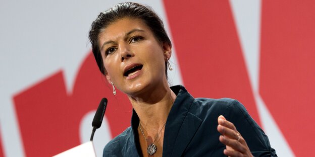 Sahra Wagenknecht an einem Rednerpult Sahra Wagenknecht an einem Rednerpult
