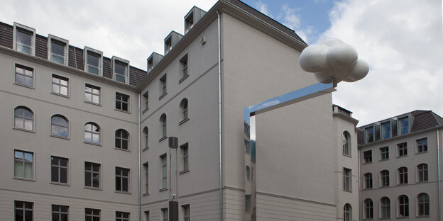 Eine Wolkenskulptur an einem Haus Eine Wolkenskulptur an einem Haus