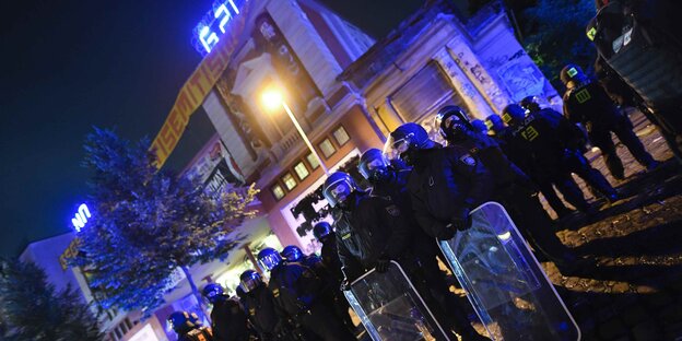 Polizisten vor der Roten Flora während der Proteste gegen G20 am 8. Juli in Hamburg