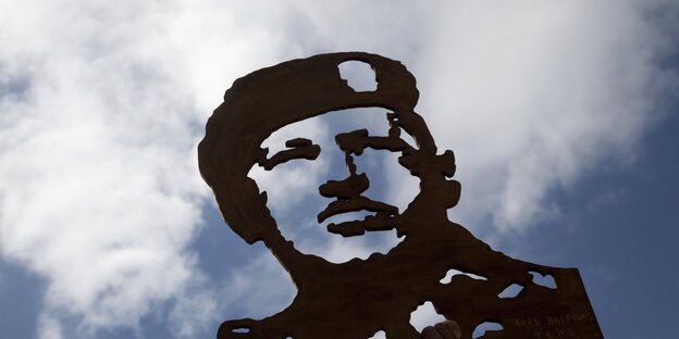 Ein Scherenschnitt von Hugo Chávez vor blauem Himmel mit Wolken Ein Scherenschnitt von Hugo Chávez vor blauem Himmel mit Wolken