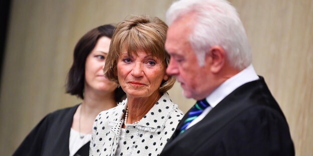 Die frühere Oberbürgermeisterin von Pforzheim, Christel Augenstein, ihr Anwalt Wolfgang Kubicki und die Anwältin Jennifer Schumacher stehen in Mannheim zum Prozessauftakt im Verhandlungssaal des Landgerichts Die frühere Oberbürgermeisterin von Pforzheim, Christel Augenstein, ihr Anwalt Wolfgang Kubicki und die Anwältin Jennifer Schumacher stehen in Mannheim zum Prozessauftakt im Verhandlungssaal des Landgerichts