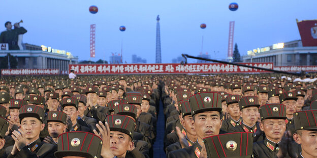 Nordkoreanische Soldaten stehen in Reih und Glied Nordkoreanische Soldaten stehen in Reih und Glied