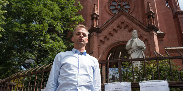 Stefan Liebich steht vor der Gethsemanekirche im Prenzlauer Berg Stefan Liebich steht vor der Gethsemanekirche im Prenzlauer Berg