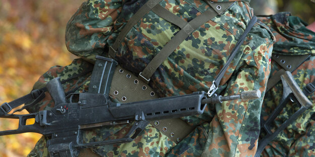 Ein Soldat mit Waffe Ein Soldat mit Waffe