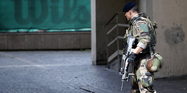 Ein Uniformierter mit Sturmgewehr Ein Uniformierter mit Sturmgewehr