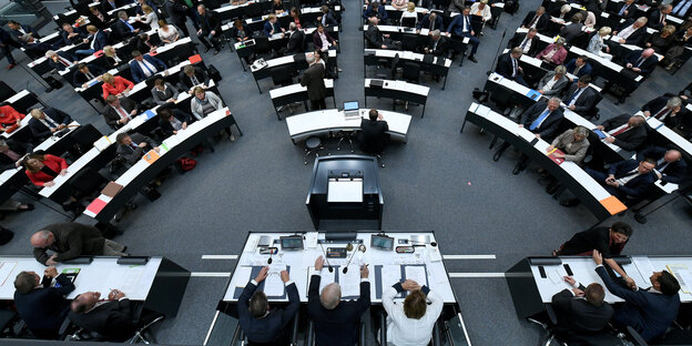 Viele Menschen sitzen in einem Landtagssaal Viele Menschen sitzen in einem Landtagssaal