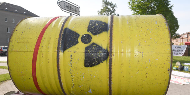 Ein Atomfass vor dem Gerichtsgebäude in Stralsund Ein Atomfass vor dem Gerichtsgebäude in Stralsund