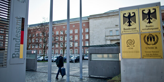 Ein Backsteingebäude mit Säulen davor Ein Backsteingebäude mit Säulen davor