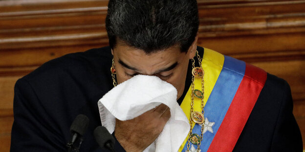 Nicolas Maduro mit Taschentuch Nicolas Maduro mit Taschentuch
