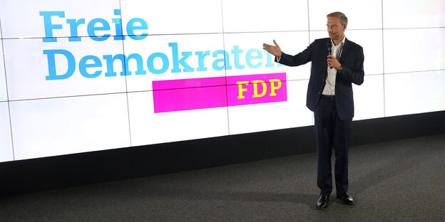 Christian Lindner zeigt auf das Logo von der FDP Christian Lindner zeigt auf das Logo von der FDP