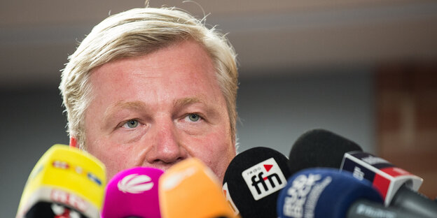 Althusmann vor Mikrofonen Althusmann vor Mikrofonen