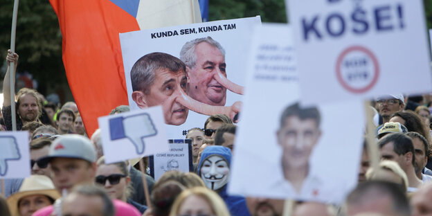 Proteste gegen den damaligen Finanzminister Andrej Babis und Präsidenten Milos Zeman am 17, Mai 2017 in Prag Proteste gegen den damaligen Finanzminister Andrej Babis und Präsidenten Milos Zeman am 17, Mai 2017 in Prag