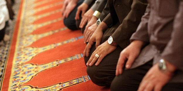 Muslime im Gebetsraum einer Moschee Muslime im Gebetsraum einer Moschee