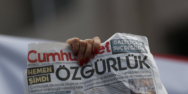 Eine Hand hält eine Ausgabe der türkischen Tageszeitung "Cumhuriyet". Auf dem Titel steht "Özgürlük": "Freiheit" Eine Hand hält eine Ausgabe der türkischen Tageszeitung "Cumhuriyet". Auf dem Titel steht "Özgürlük": "Freiheit"