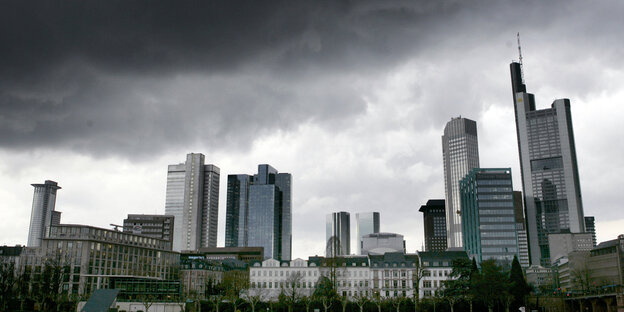 Dunkelgraue Regenwolken über der Skyline von Frankfurt/Main Dunkelgraue Regenwolken über der Skyline von Frankfurt/Main