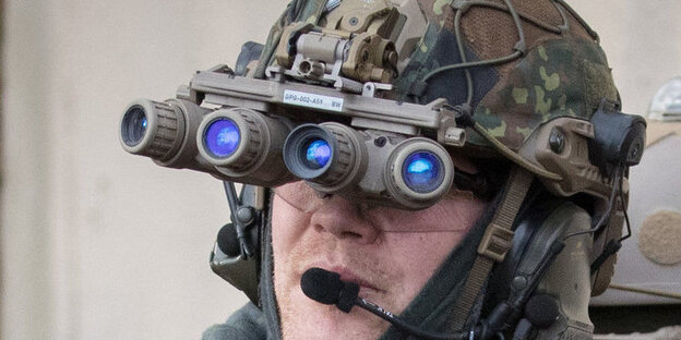 Soldat mit optischem Gerät vor den Augen Soldat mit optischem Gerät vor den Augen