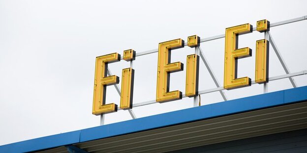 Der Schriftzug "Ei, Ei, Ei" in gelben Neonbuchstaben auf einem Vordach Der Schriftzug "Ei, Ei, Ei" in gelben Neonbuchstaben auf einem Vordach
