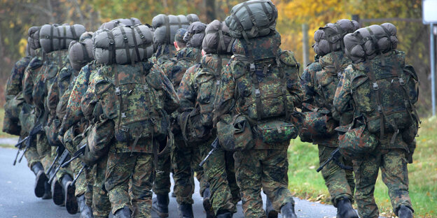 Soldaten von hinten beim Marschieren. Soldaten von hinten beim Marschieren.