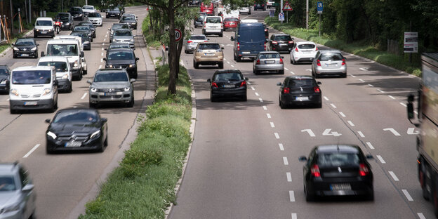 Autos auf einer mehrspurigen Straße Autos auf einer mehrspurigen Straße