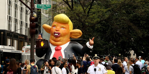 Eine aufblasbare Ratte, die dem US-Präsidenten Trump nachempfunden ist, steht in New York unweit des Trump-Towers an der Kreuzung W. 59th Street und 5th Avenue Eine aufblasbare Ratte, die dem US-Präsidenten Trump nachempfunden ist, steht in New York unweit des Trump-Towers an der Kreuzung W. 59th Street und 5th Avenue