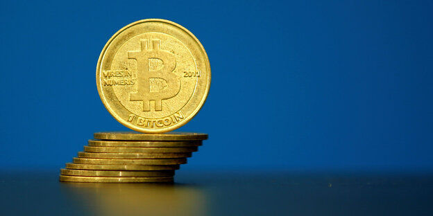 Goldene Münzen, auf denen "Bitcoin" steht Goldene Münzen, auf denen "Bitcoin" steht