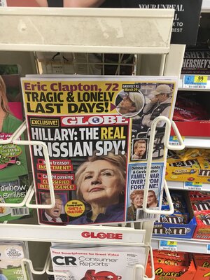 Auf einem Zeitschriftencover sieht man Hillary Clinton Auf einem Zeitschriftencover sieht man Hillary Clinton