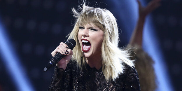 Die Sängerin Taylor Swift auf der Bühne Die Sängerin Taylor Swift auf der Bühne