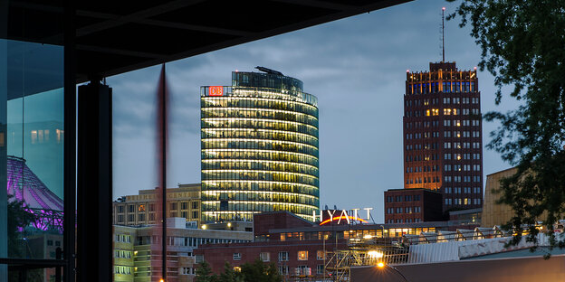 Blick aus einem Fenster auf den Potsdamer Platz in Berlin