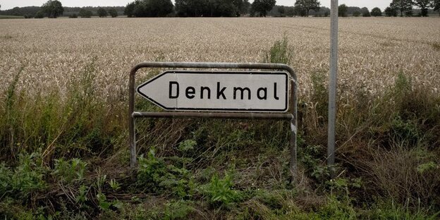Ein Wegweiser mit der Aufschrift Denkmal Ein Wegweiser mit der Aufschrift Denkmal