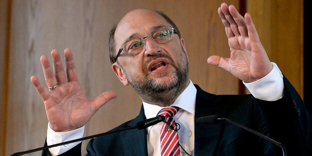 Martin Schulz hebt beide Hände in die Höhe - mit offenen Handflächen nach vorne Martin Schulz hebt beide Hände in die Höhe - mit offenen Handflächen nach vorne