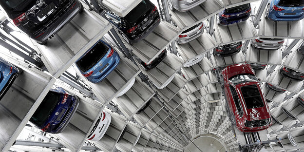 Blick von oben ins Innere des VW-Kundencenters - ein Turm mit breitem Schacht, in Boxen parken Fahrzeuge Blick von oben ins Innere des VW-Kundencenters - ein Turm mit breitem Schacht, in Boxen parken Fahrzeuge