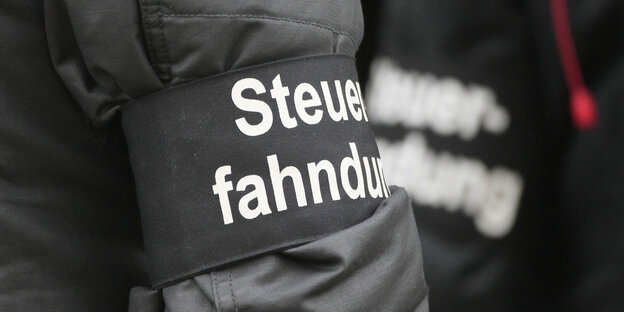 Eine schwarze Jacke mit der Aufschrift "Steuerfahndung" Eine schwarze Jacke mit der Aufschrift "Steuerfahndung"