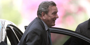 Gerhard Schröder steigt aus einem Auto aus