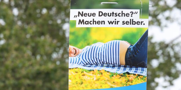 Wahlplakat mit schwangerer Frau Wahlplakat mit schwangerer Frau